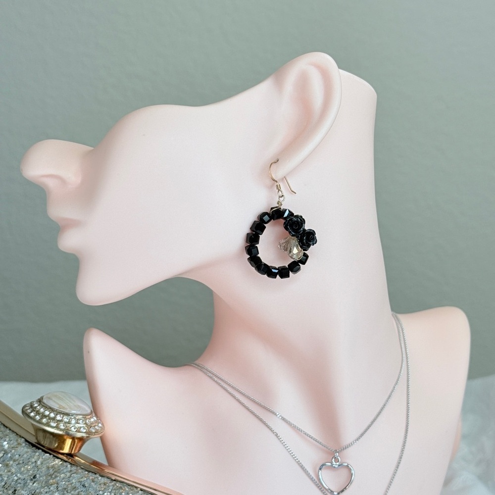 ⚜️ Elegant Black Beaded Earrings - Picture 4 of 10